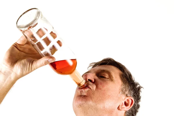 Hombre bebiendo alcohol —  Fotos de Stock
