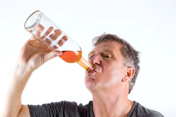 Hombre bebiendo alcohol —  Fotos de Stock