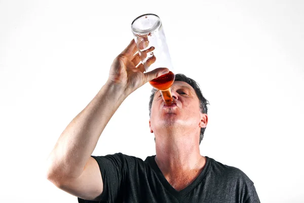Muž pije alkohol — Stock fotografie
