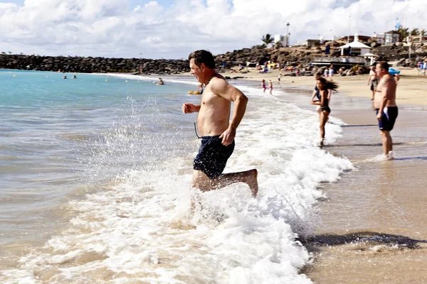 남자가 해변에서 실행 — 스톡 사진