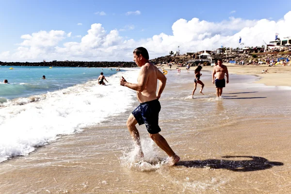 ビーチで走っている男 — ストック写真