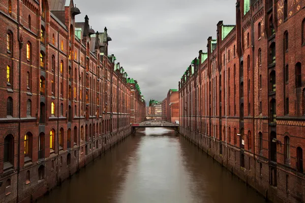 Speicherstadt bei nacht in hamburg — Stockfoto