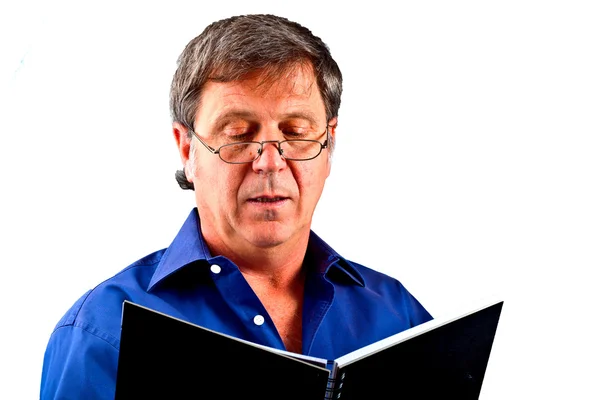 Πορτρέτο του ανθρώπου ανάγνωση σε ένα βιβλίο — Φωτογραφία Αρχείου