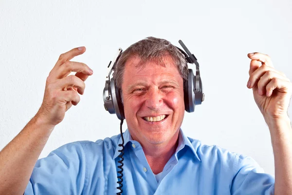 Homem gosta de música com os fones de ouvido — Fotografia de Stock