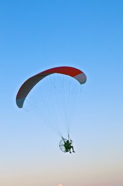 yamaçparaşütü ile bir'de plaj üzerinde uçan