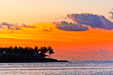 Key West 'te gün batımı sıcak renklerde güzel bulutlarla