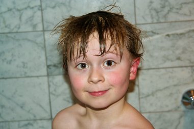 thursty gelukkige jongen water drinkt op het strand