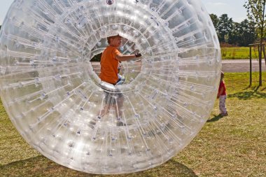 Çocuk Zorbing Ball 'da çok eğleniyor.