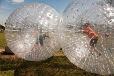 Çocuk Zorbing Ball 'da çok eğleniyor.