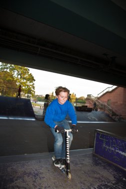 rampa hızla onun scooter üzerinde çocuk