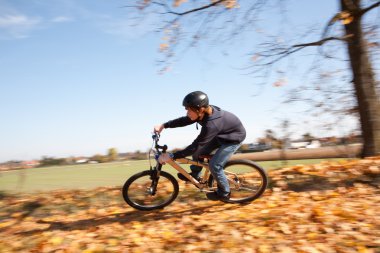 genç çocuk ile dirtbike sürme ve landscap yarış