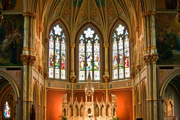 Régi francia katolikus templom Keresztelő Szent János — Stock Fotó