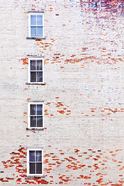 Mur de briques avec fenêtres — Photo