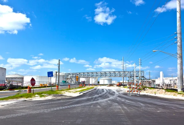 炼油厂与坦克的入口 — 图库照片