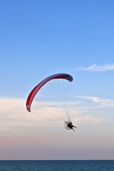 Parapente voando sobre a praia com um paramotor — Fotografia de Stock