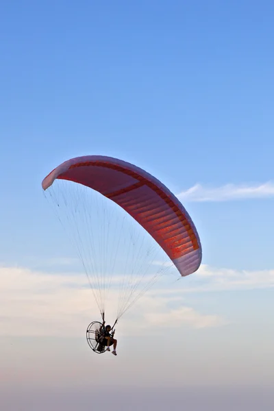 Параплан летит над пляжем с парамотором — стоковое фото