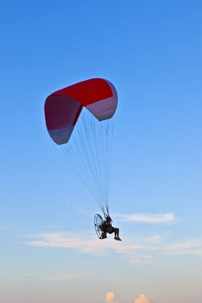 Paralotni latających na plażę z PPG — Zdjęcie stockowe