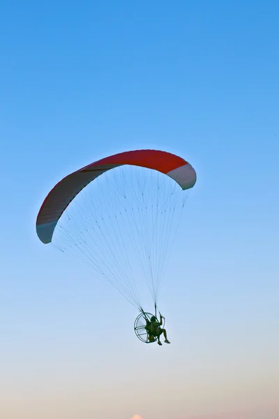 Parapente voando sobre a praia com um paramotor — Fotografia de Stock