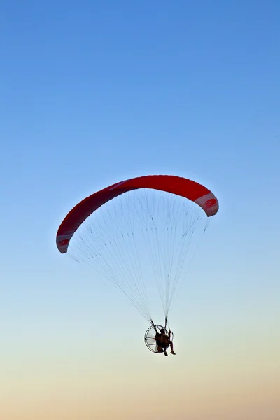 Paraglider flying over the beach with a paramotor — Stock Photo, Image