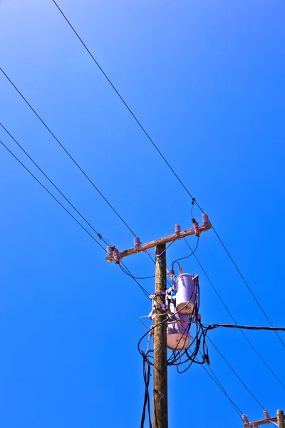 Wieża energii elektrycznej z kabla i izolacji — Zdjęcie stockowe