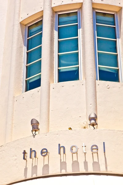 Hotel sign in beautiful historic Art deco district in South Mia — Stock Photo, Image