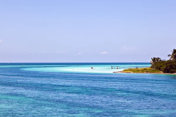 Barche in splendide spiagge panoramiche e acqua limpida nelle Chiavi — Foto Stock