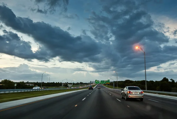 Köra bil på kvällen på motorvägen — Stockfoto