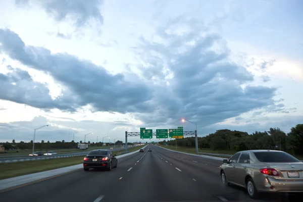 Voiture de conduite le soir sur l'autoroute — Photo