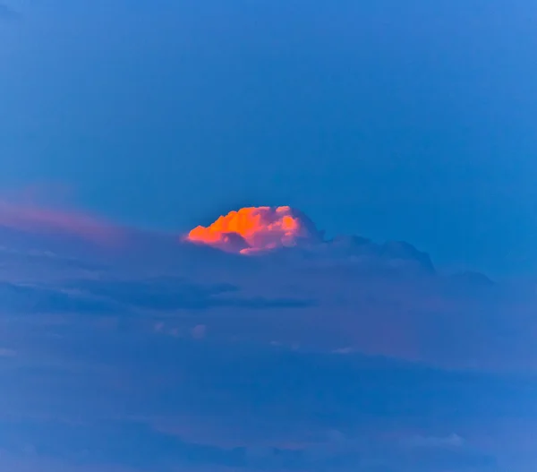 Захід сонця в Кі - Уесті з гарними хмарами в теплих кольорах. — стокове фото