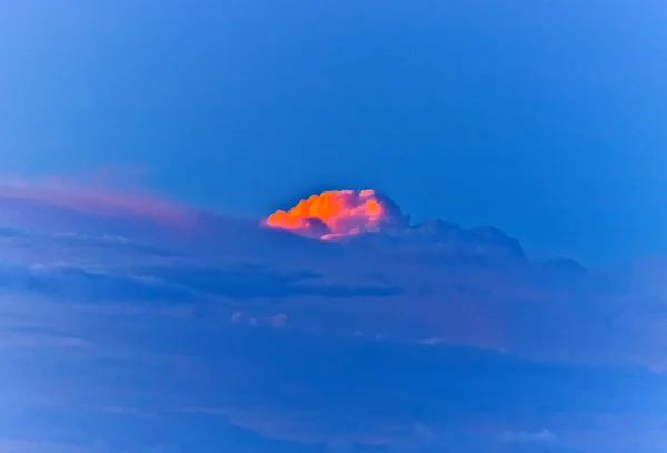 Захід сонця в Кі - Уесті з гарними хмарами в теплих кольорах. — стокове фото