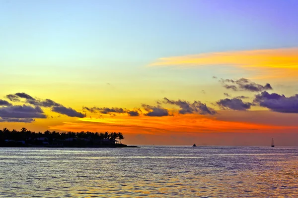 Auringonlasku Key West kauniita pilviä lämpimin värein — kuvapankkivalokuva
