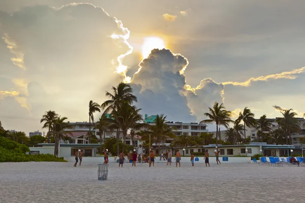 Piękne niebo i gry w siatkówkę na plaży — Zdjęcie stockowe