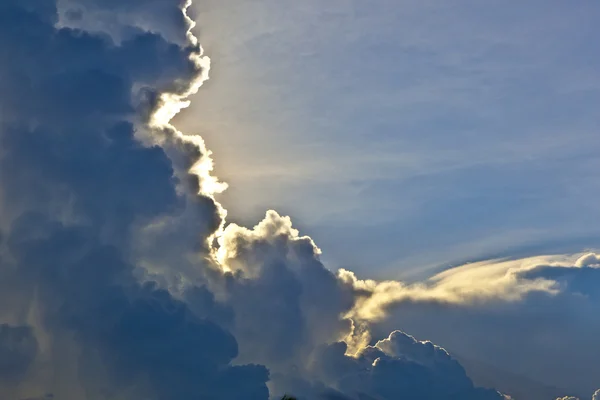 Красивое небо с облаками и яркими призматическими световыми отражениями — стоковое фото