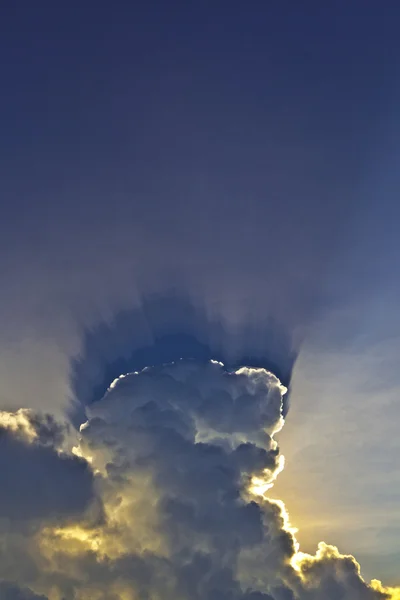 Vacker himmel med moln och färgglada prisma reflektioner — Stockfoto