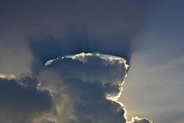 美丽的天空与云层和多彩 prisma 光反射 — 图库照片