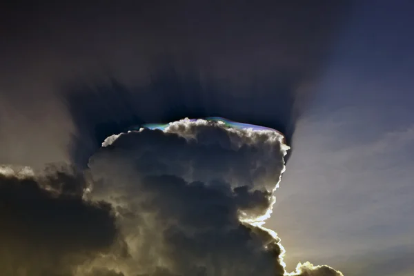 Vacker himmel med moln och färgglada prisma reflektioner — Stockfoto