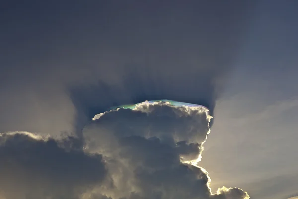 Mooie hemel met wolken en kleurrijke prisma lichtreflecties — Stockfoto