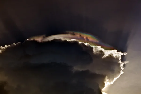 Mooie hemel met wolken en kleurrijke prisma lichtreflecties — Stockfoto