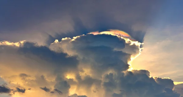 美丽的天空与云层和多彩 prisma 光反射 — 图库照片