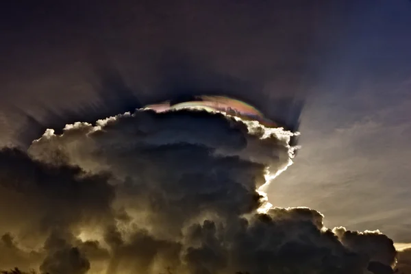 Bellissimo cielo con nuvole e riflessi di luce prisma colorato — Foto Stock