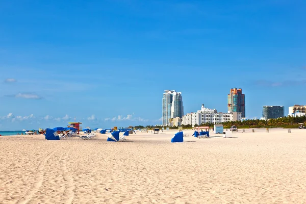 Rantaelämä valkoisella rannalla Etelä-Miamissa — kuvapankkivalokuva
