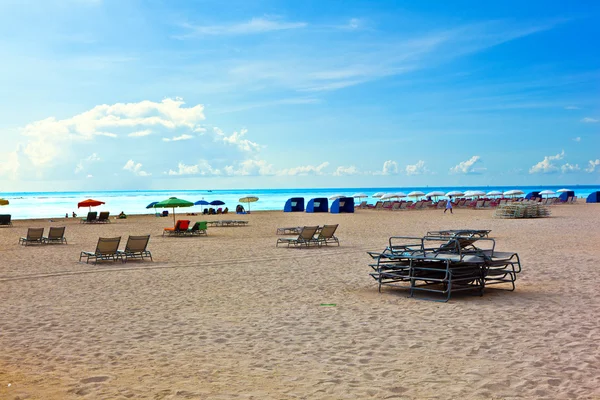 Strandliv på den vita stranden i södra miami — Stockfoto