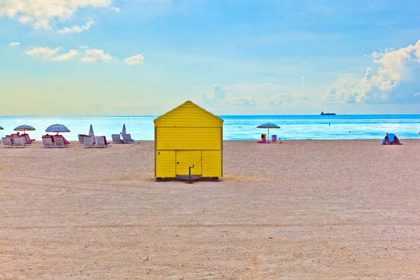 Vida de playa en la playa blanca en el sur de Miami — Foto de Stock