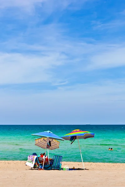 在美丽的海滩的防晒伞 — 图库照片