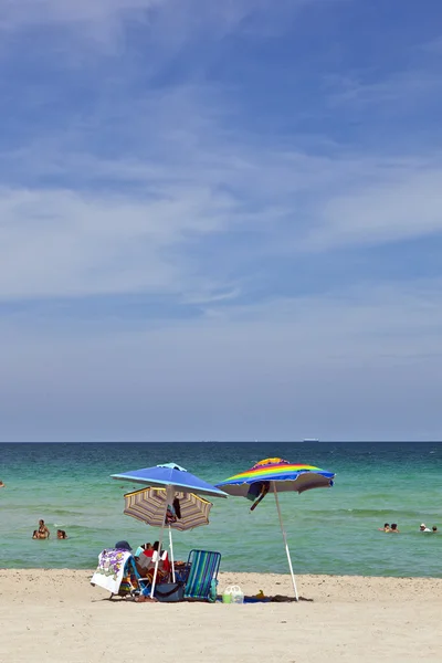 Ομπρέλα στην όμορφη παραλία για προστασία από τον ήλιο — Φωτογραφία Αρχείου
