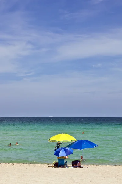 Парасолька на красивому пляжі для захист від сонця — стокове фото