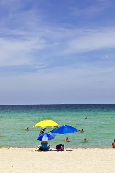 Deštník na krásné pláži pro sluneční ochranu — Stock fotografie