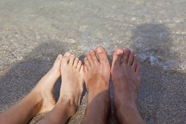 Baba ve oğul plaj ayakları — Stok fotoğraf