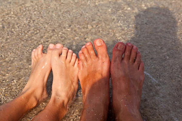 Baba ve oğul plaj ayakları — Stok fotoğraf
