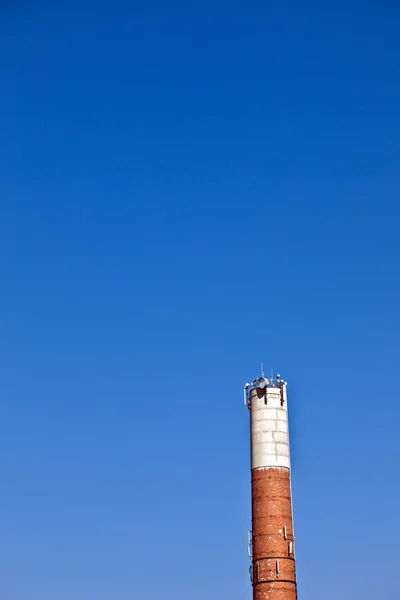 Schoorsteen verlaten van de oude industrieel gebouw — Stockfoto
